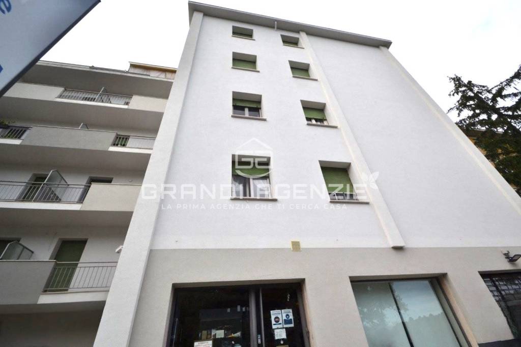 Investi nel tuo futuro: negozio versatile in zona strategica