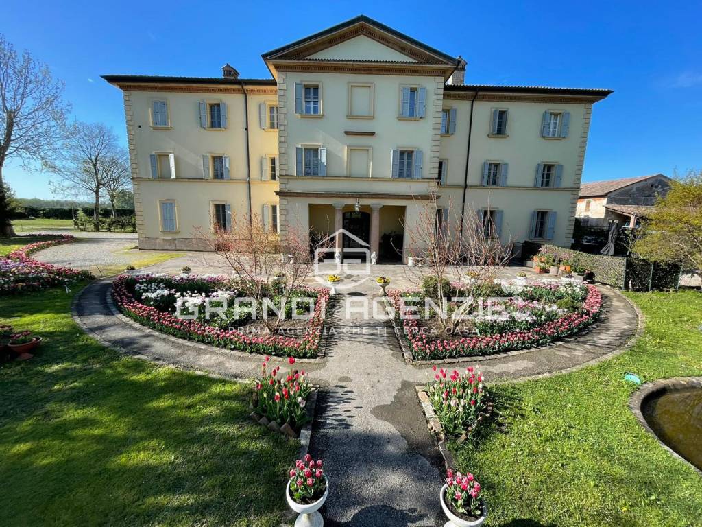 VILLA STORICA DI CHARME CON PARCO PRIVATO E PISCINA!!