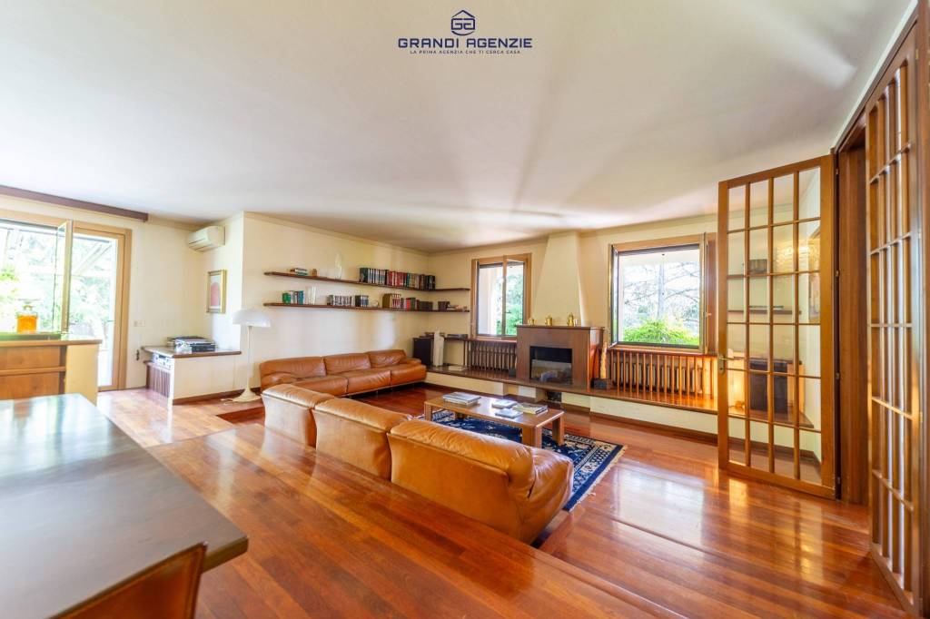 Villa indipendente con ampio parco privato – S. Maria Pian