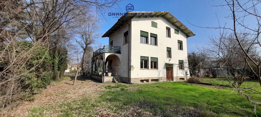 Villa indipendente su due livelli e ampio giardino!!