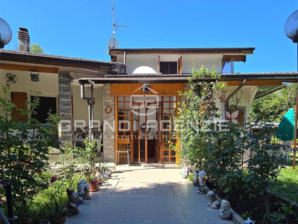 Casa indipendente su 2 livelli_portico e mansarda!Berceto PR