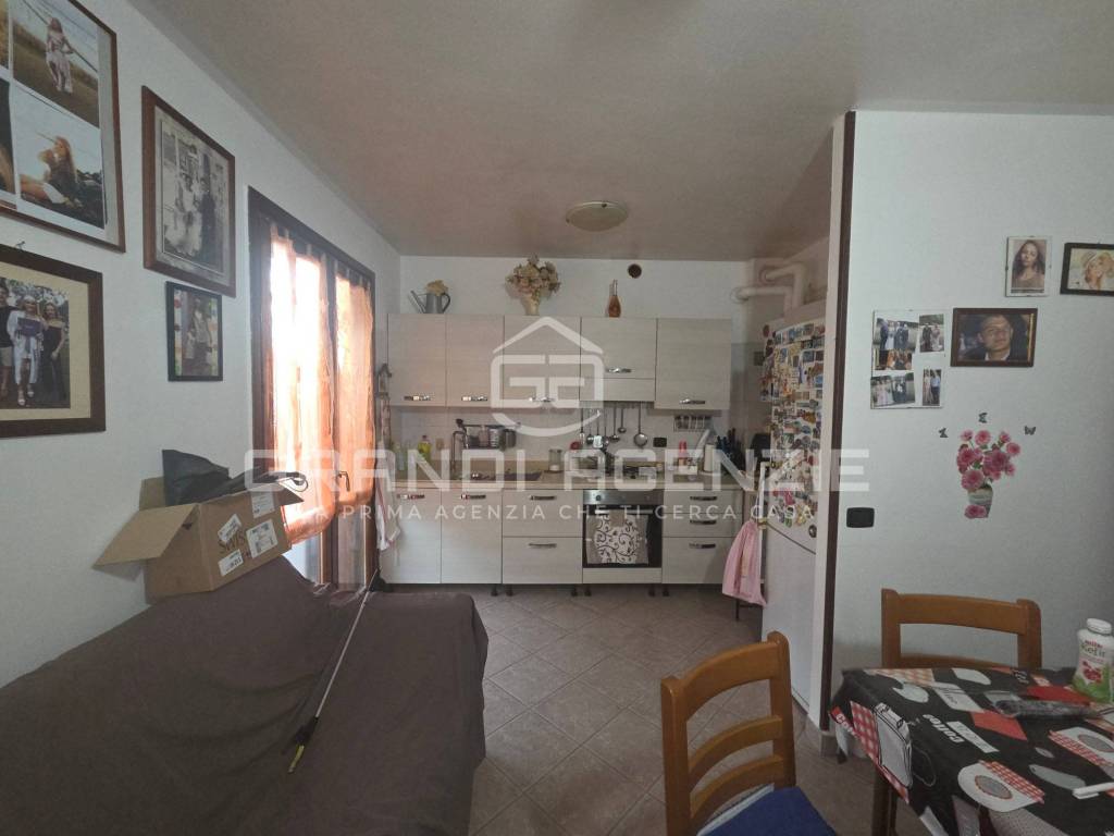 Trilocale luminoso con terrazzino e giardino privato _(RE)