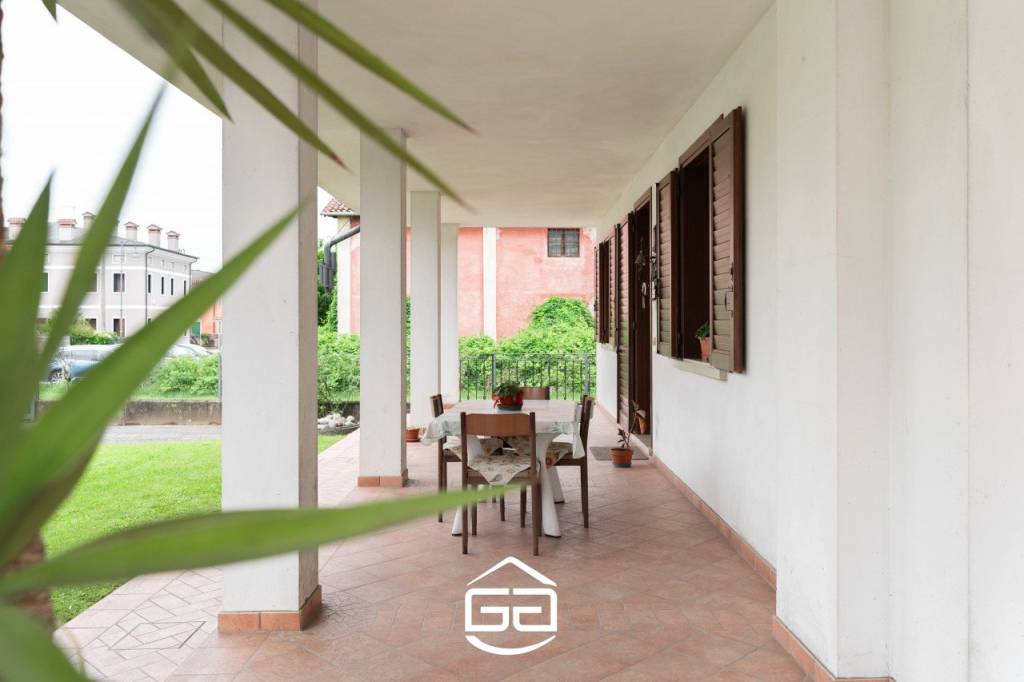 BOLZANO VICENTINO – Elegante bifamiliare con ampio giardino e spazi generosi