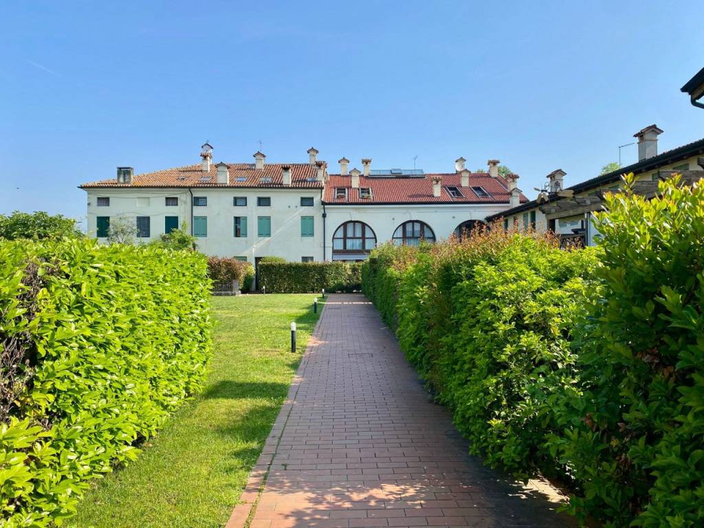 LAGHETTO – Mini con garage locato uso investimento