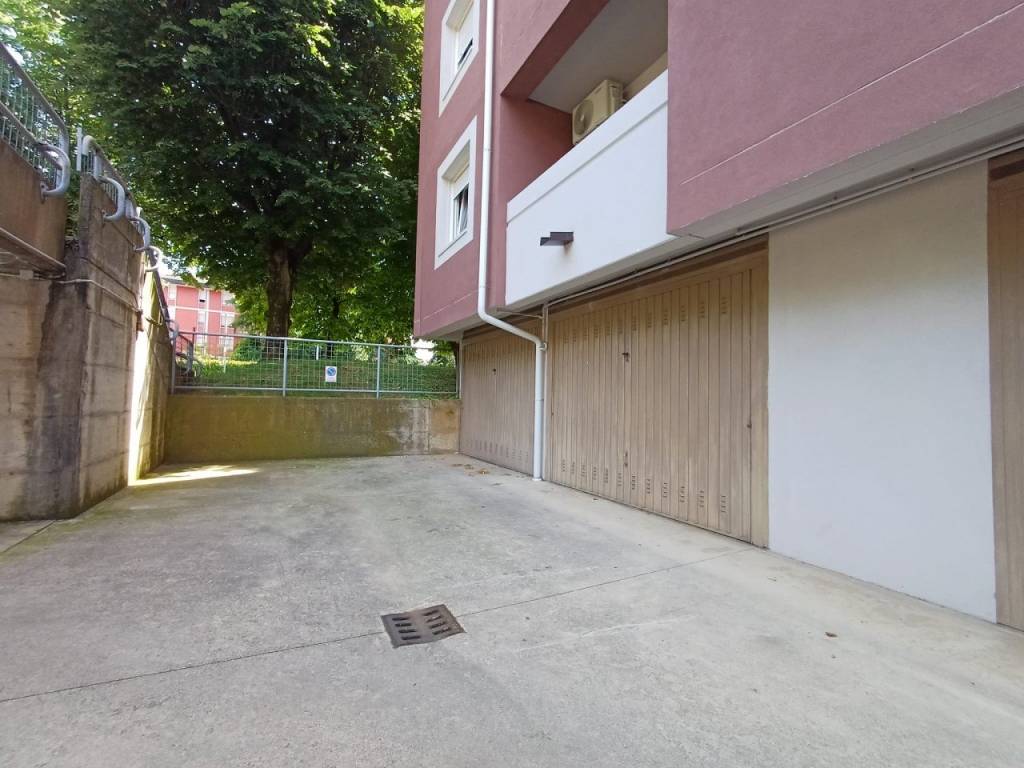 ZONA POMARI – Garage con piccola cantina