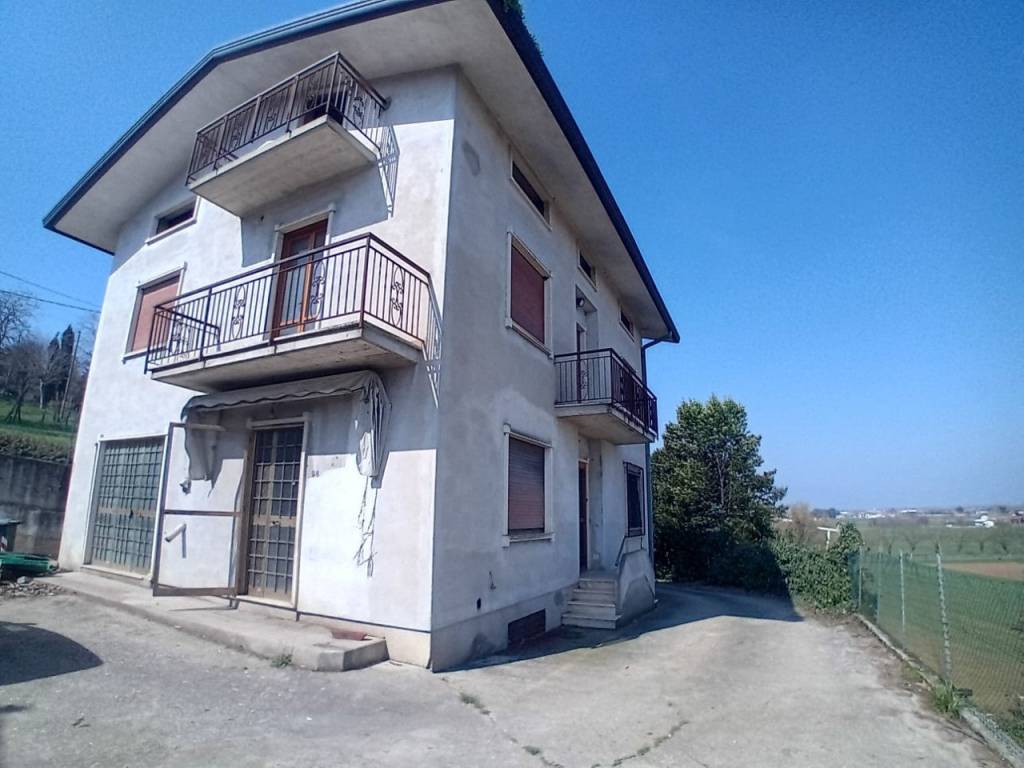 ISOLA VICENTINA – Casa singola da ristrutturare con terreno