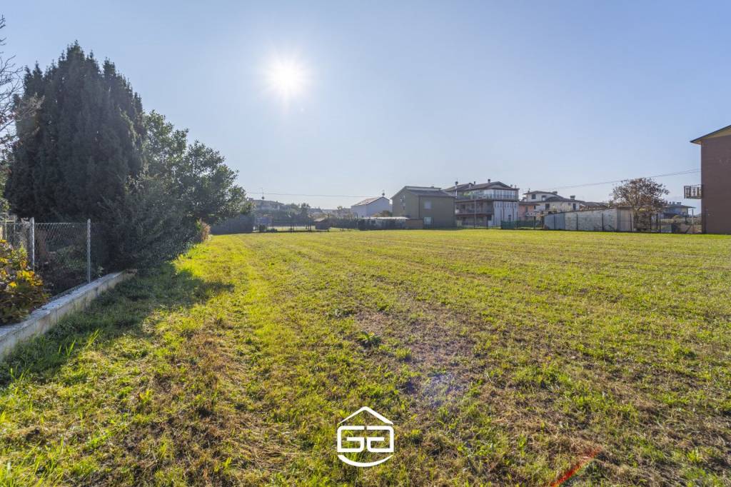 TERRENO EDIFICABILE IN ZONA LIMITROFA AL CENTRO PAESE
