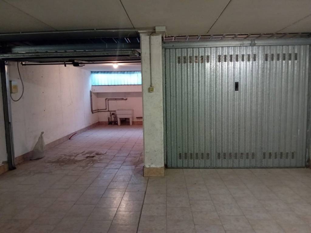 CENTRO STORICO – Garage doppio con basculanti motorizzate e cantina