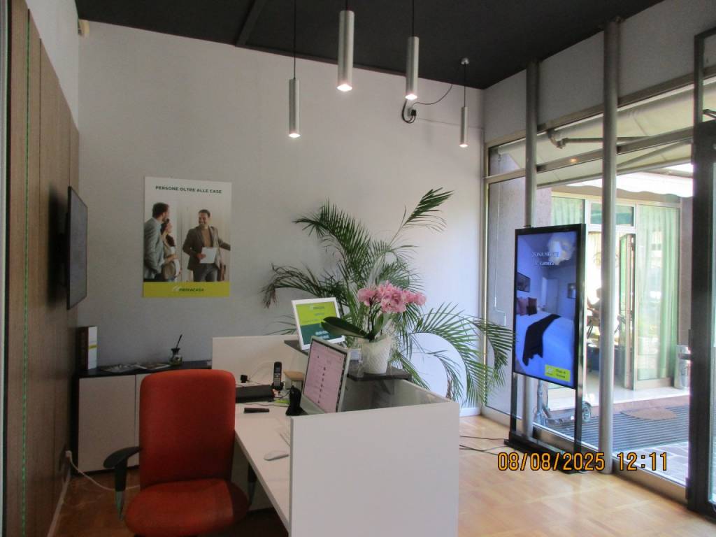 San Bortolo, Scuole Prati, negozio su due livelli distribuiti in 80 mq al piano terra e 150 mq al p