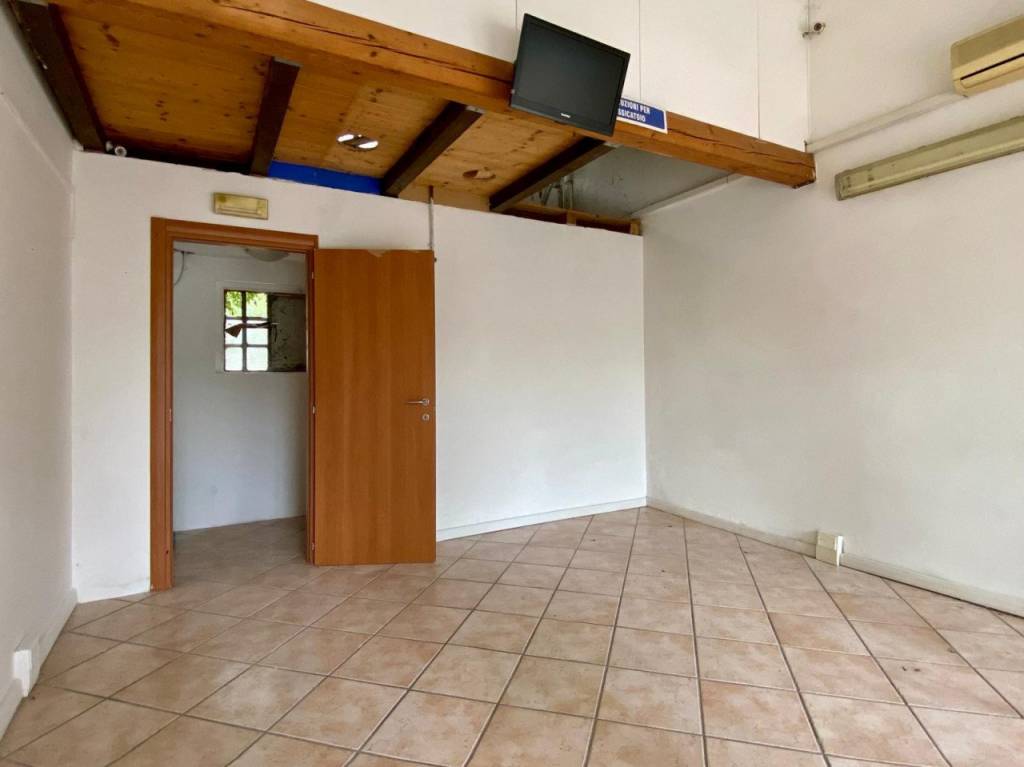 VILLAGGIO DEL SOLE – Negozio al piano terra di 21 mq