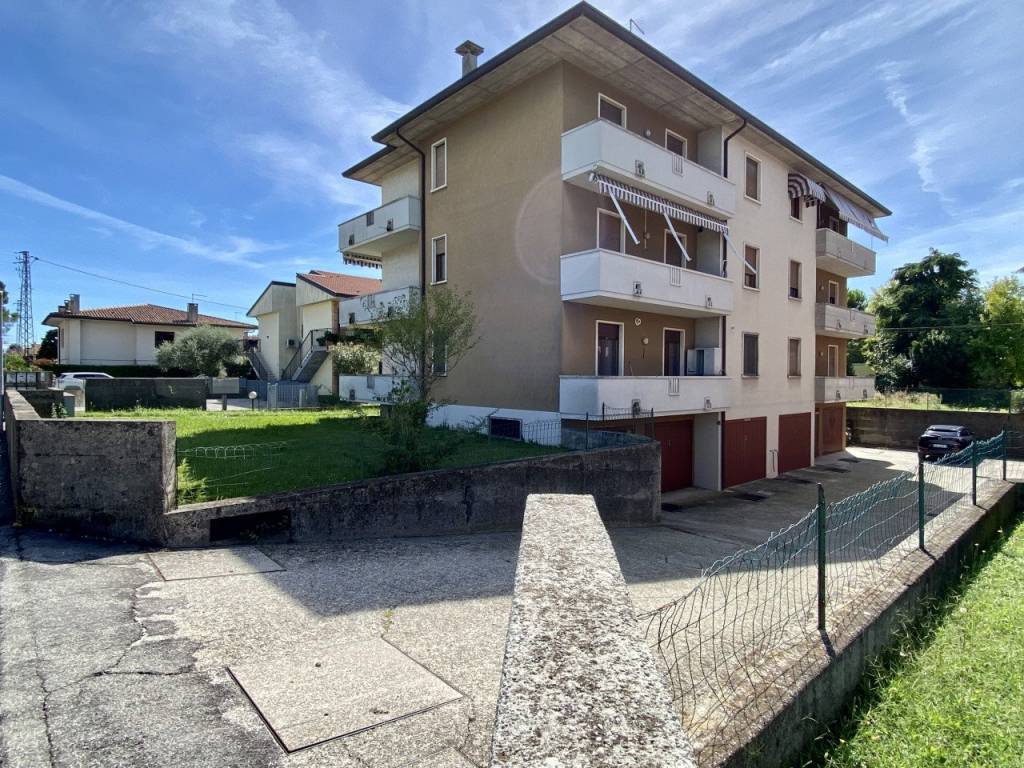SANDRIGO – Tricamere con terrazze, garage, cantina e orto