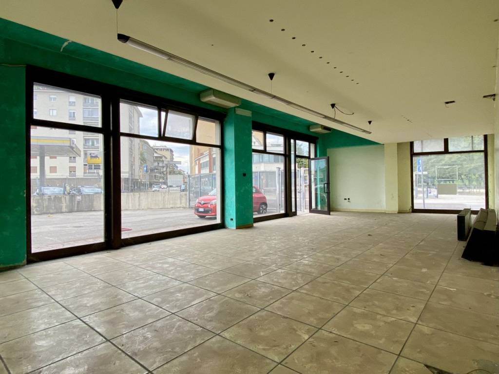 VIALE MILANO – Tre negozi vetrinati fronte strada con posti auto