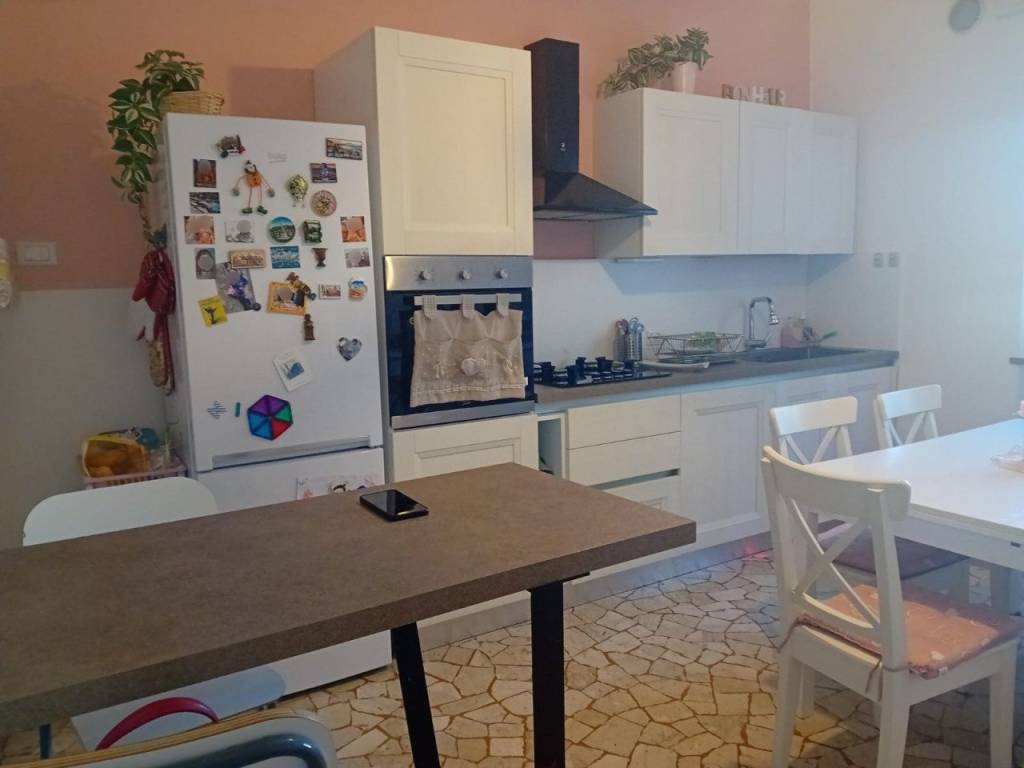 SANT’ANDREA – Ampio appartamento tricamere con terrazzo e garage