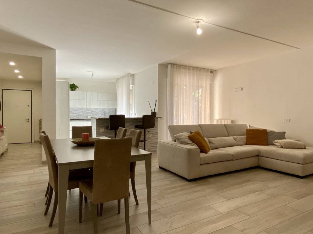 SANDRIGO – Elegante tricamere ristrutturato con terrazze abitabili e garage