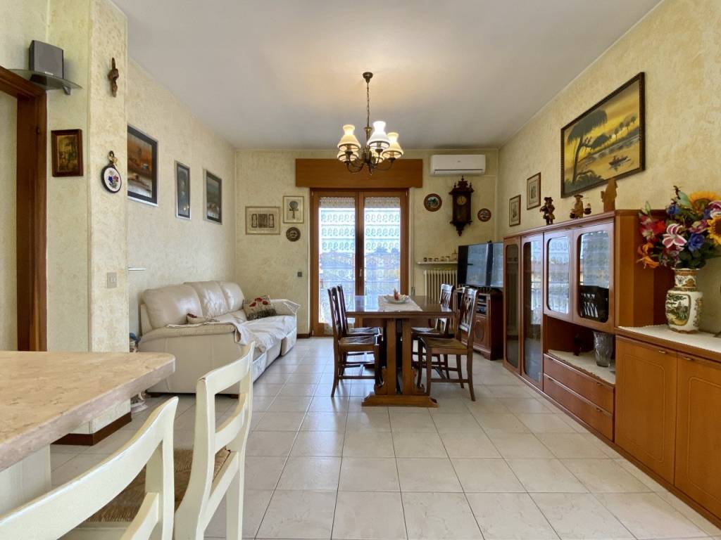 CREAZZO – Appartamento tricamere all’ultimo piano con garage