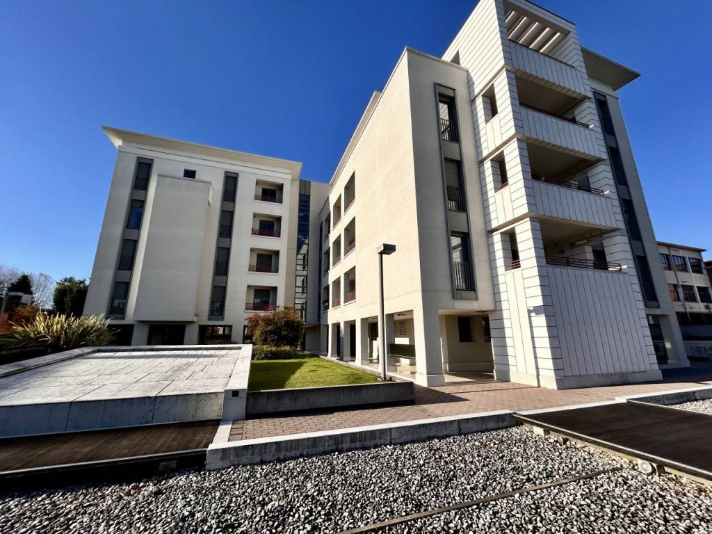 VIALE G. TRISSINO – Elegante e luminoso appartamento bicamere con terrazzo abitabile