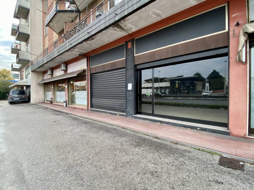 VILLAGGIO DEL SOLE – Ampio negozio commerciale in vendita