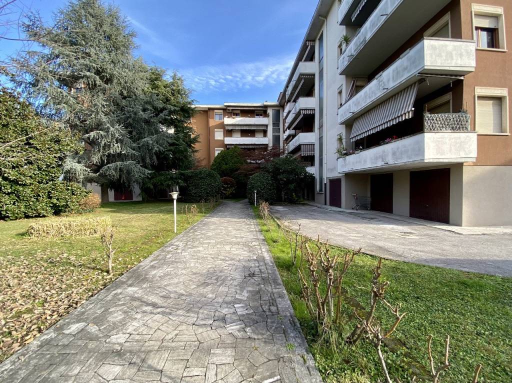 VIALE CRISPI – Bicamere biservizi al secondo piano con terrazzo abitabile e garage