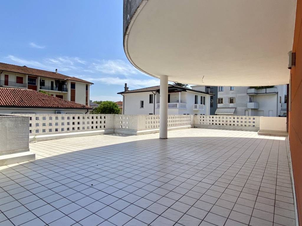 SANT’ANDREA – Bicamere con grande terrazzo abitabile e garage