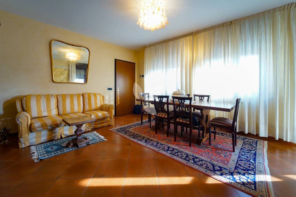 Ampio e panoramico trilocale con balcone. Possibilità box.