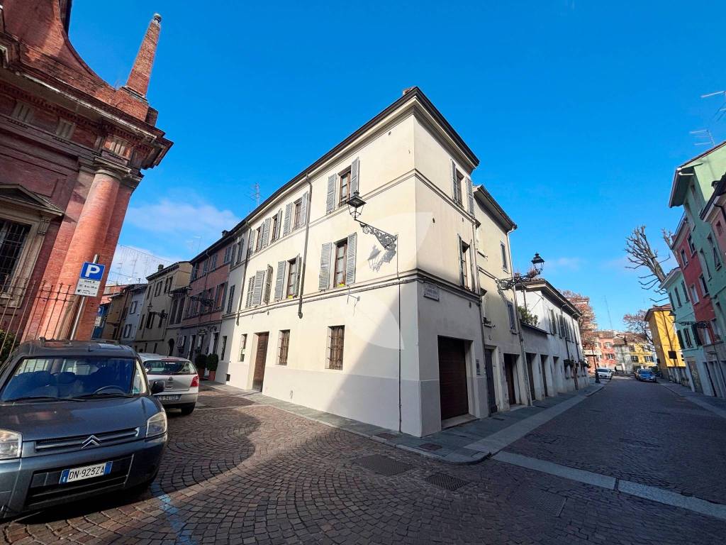 Ufficio di 17 mq da rimodernare. Piano terra.