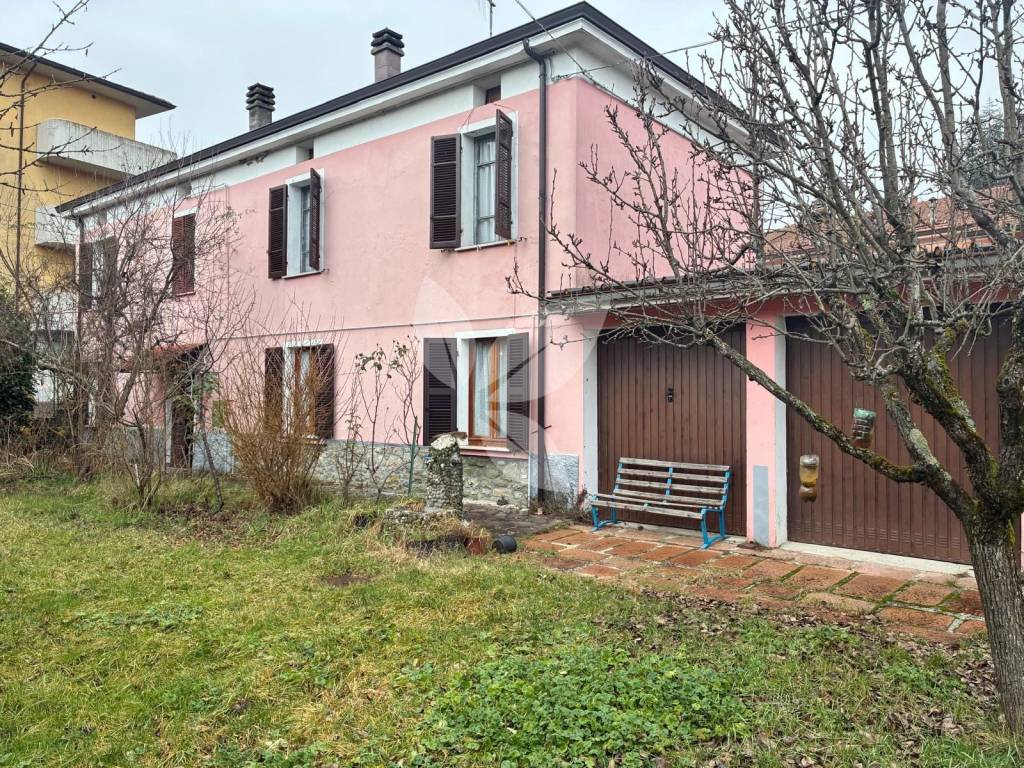 Villa su 2 livelli con 400 mq di giardino e 2 garage.