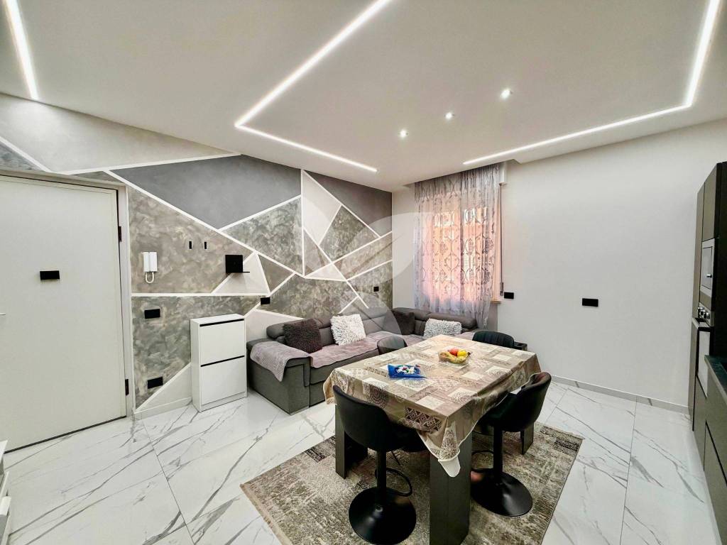 Luminoso quadrilocale ristrutturato. Con balcone e cantina.