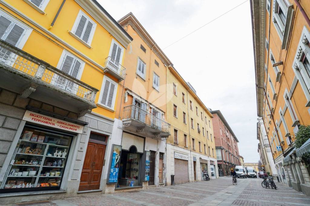 Fetta di casa da ristrutturare, già divisa in 2 appartamenti