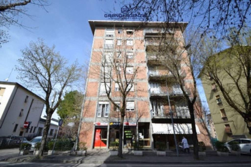 STANZA PER RAGAZZA IN ZONA COMODA E CENTRALE!