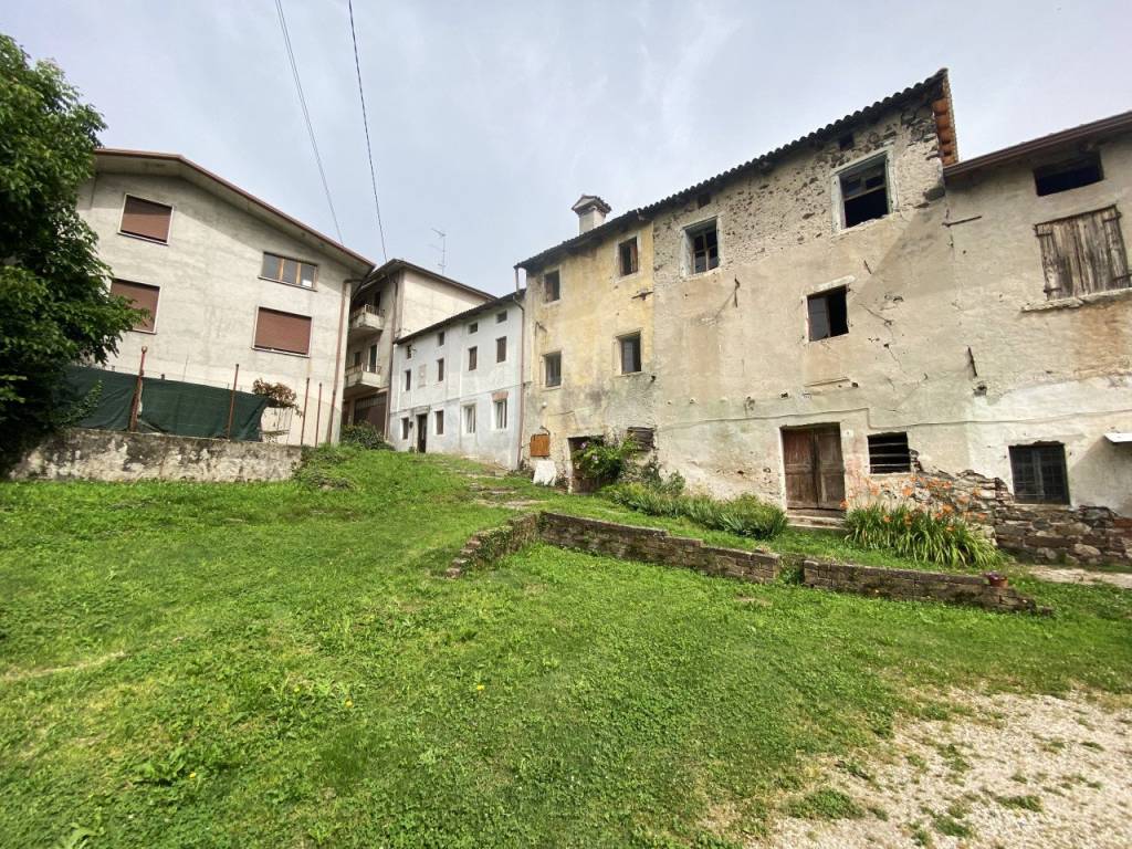 FARA VICENTINO – Rustico affiancato da ristrutturare in corte