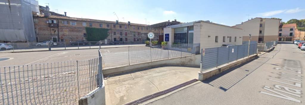 Garage singolo al piano interrato con basculante motorizzato e cancello esterno elettrico.