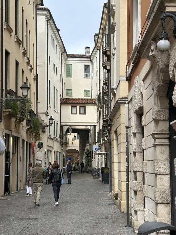 CONTRA’ DO RODE – Locale commerciale vetrinato