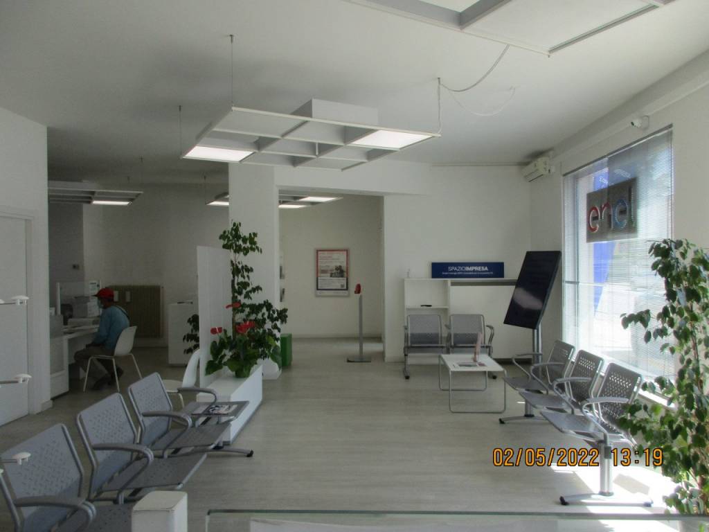 SAN BORTOLO – Negozio in posizione di alto passaggio veicolare