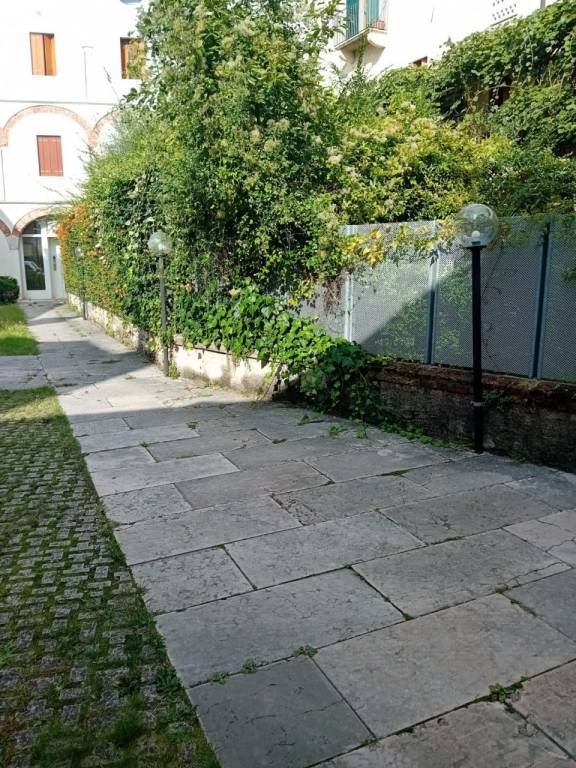 CENTRO STORICO – Posto auto scoperto in vendita