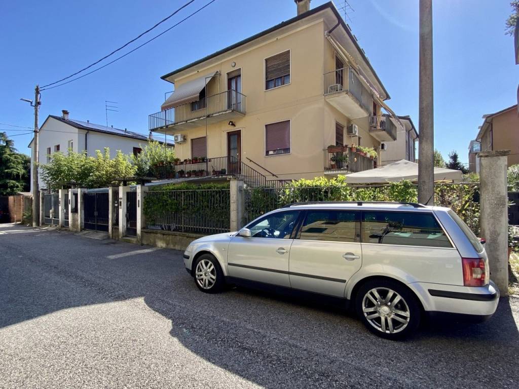 VIALE TRENTO – Ampio tricamere locato con terrazze, garage e taverna