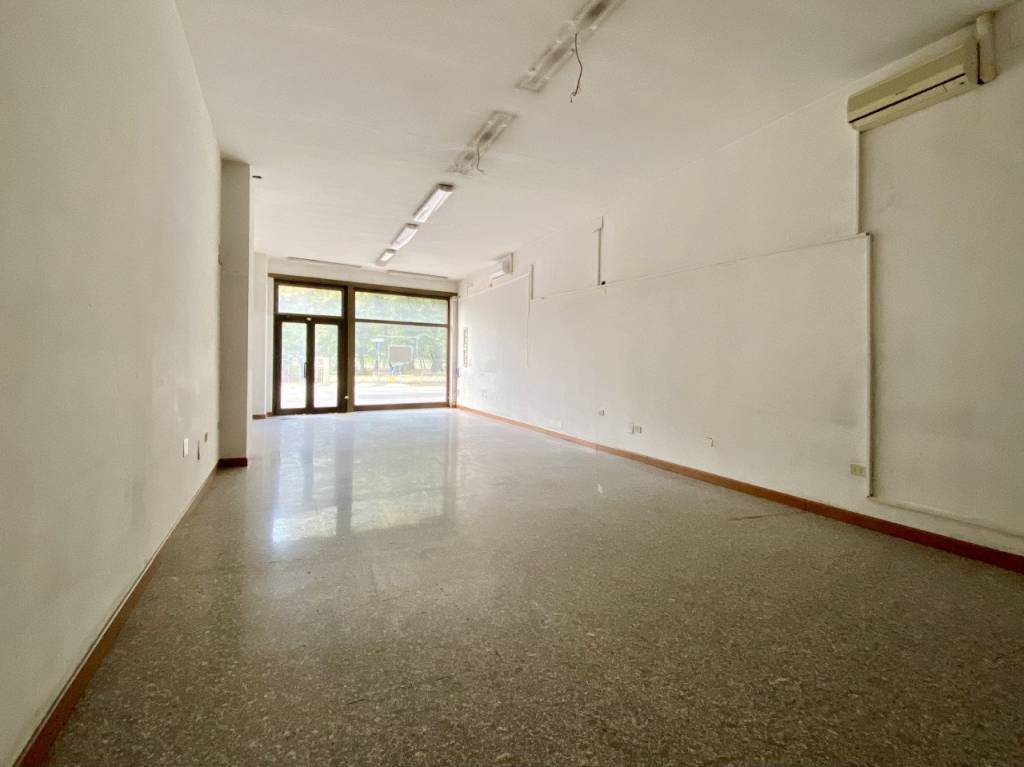 VIALE MILANO – Negozio vetrinato fronte strada con due posti auto