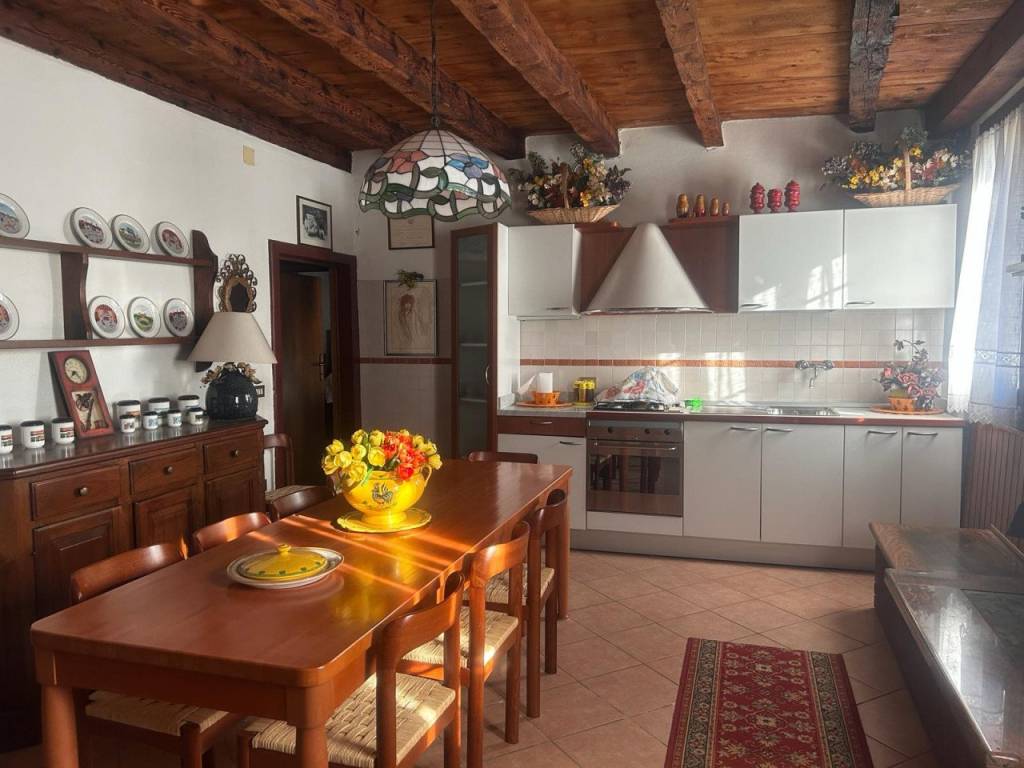 SOVIZZO – Ampio rustico affiancato con giardino privato