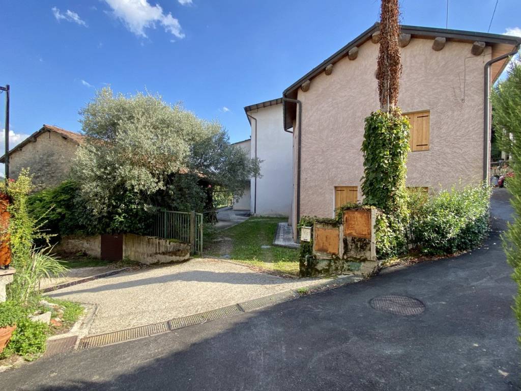 TORREBELVICINO – Complesso abitativo composto da quattro unità