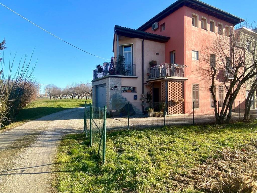 CASALE – Casa di corte ristrutturata con scoperto, garage e due posti auto