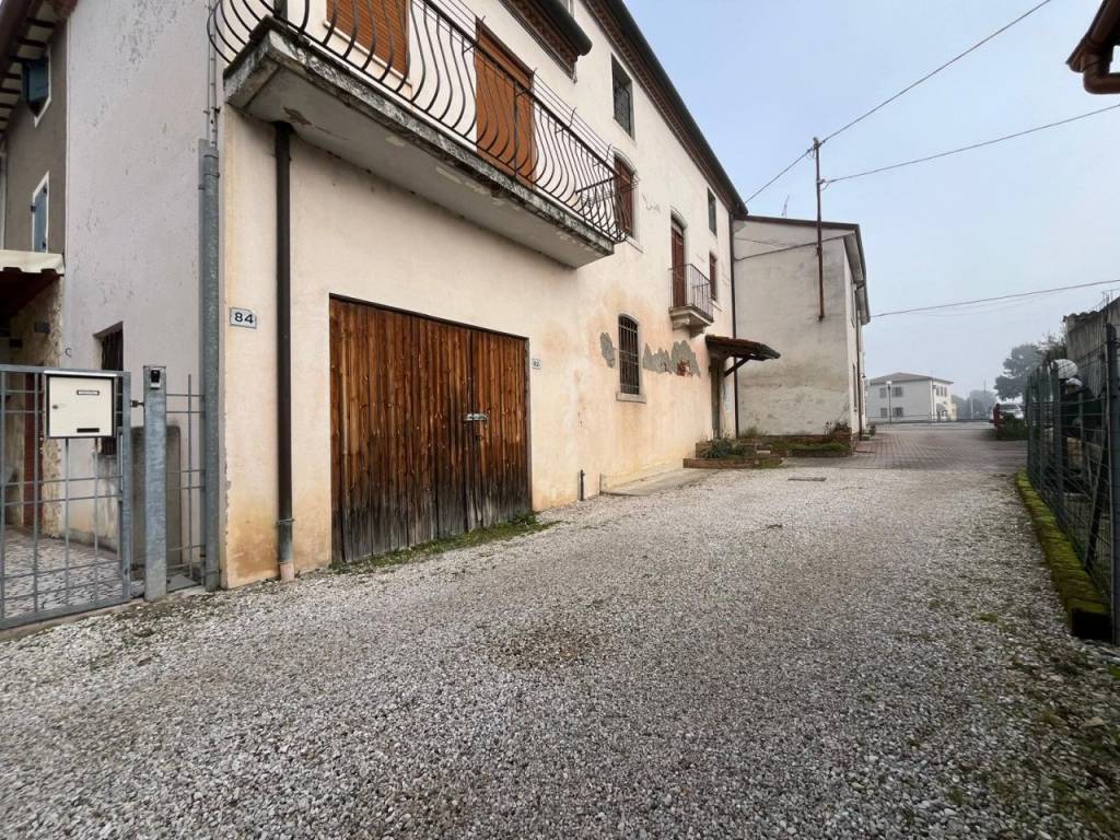 PONTE DI CASTEGNERO – Rustico affiancato con annessi e giardino di proprietà