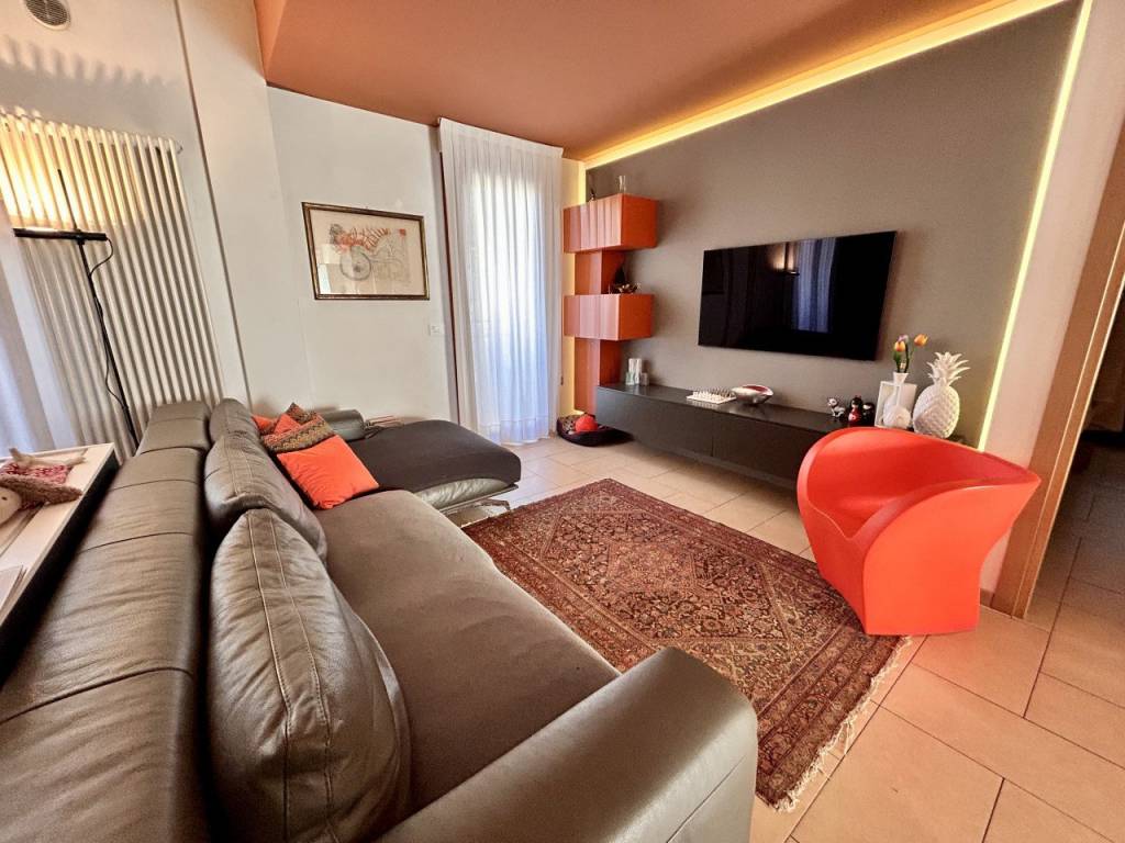 TEATRO NUOVO – Ampio appartamento bicamere ristrutturato con due garage e due cantine