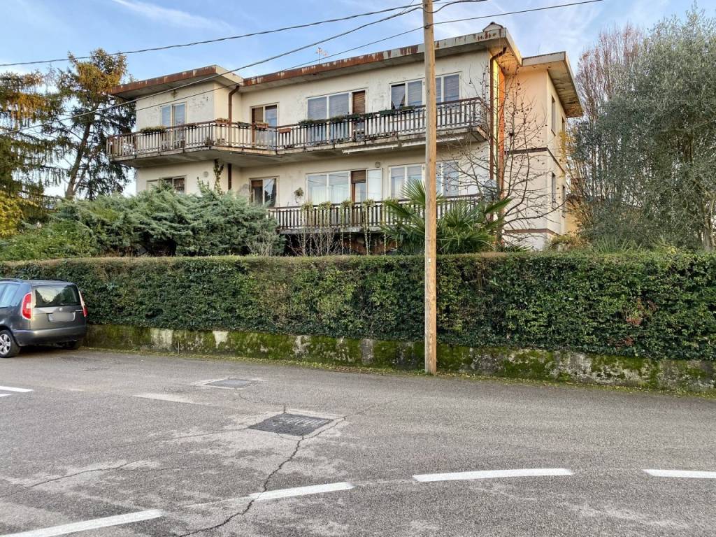 COSTABISSARA – Casa singola dalle numerose potenzialità con giardino esclusivo