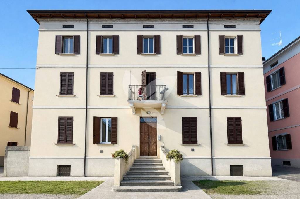 Pratico trilocale ristrutturato e venduto arredato.