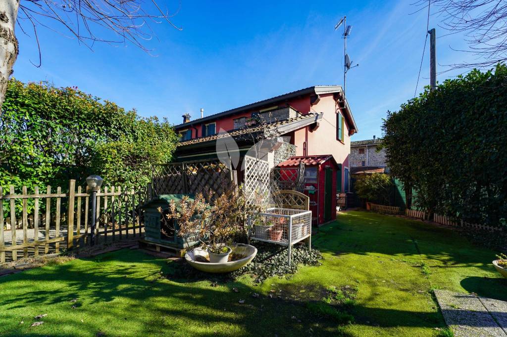 Trilocale in stile maisonette con giardino privato e p. auto