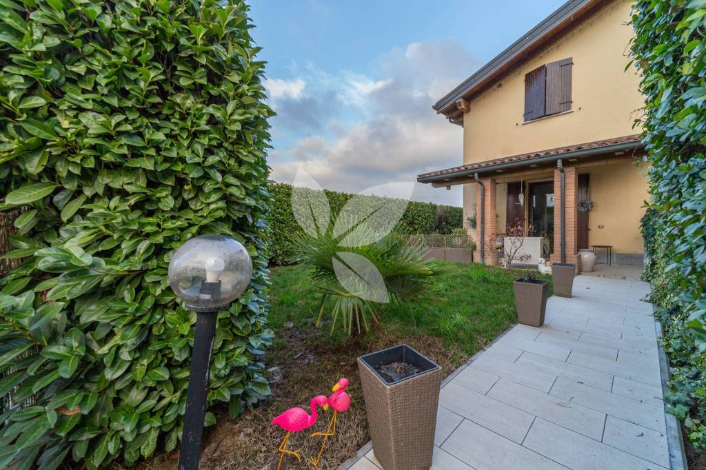 Raffinata porzione di casa semi indipendente con giardino.