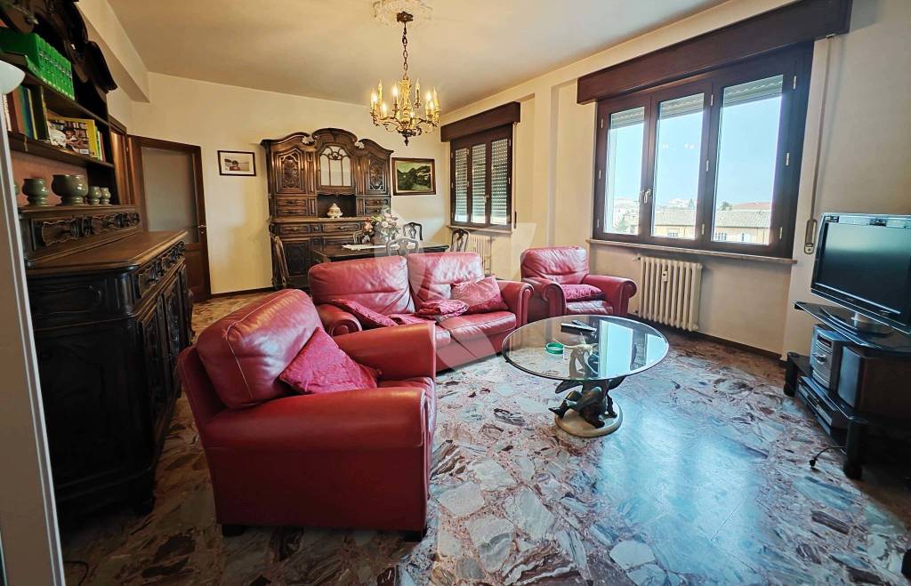 Spazioso trilocale con balcone panoramico. A REDDITO!