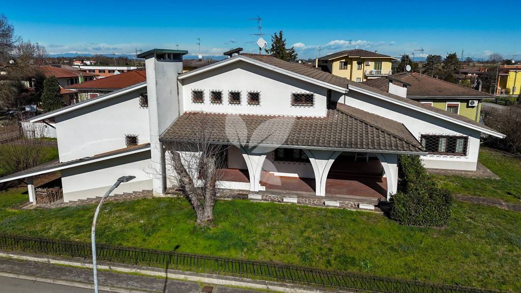 Spaziosa villa indipendente con grande giardino e 2 garage