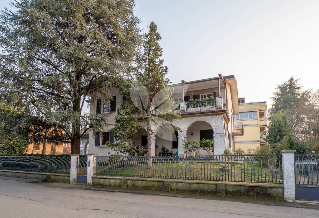 Porzione di bifamiliare con doppio giardino e ampio garage