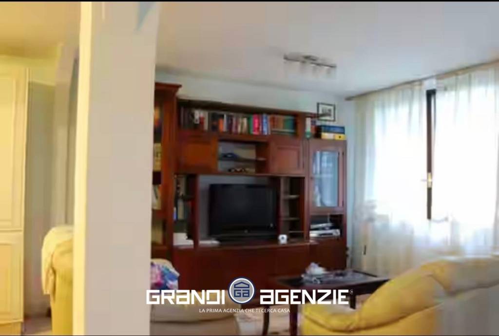 Grande schiera di testa inserita in residence