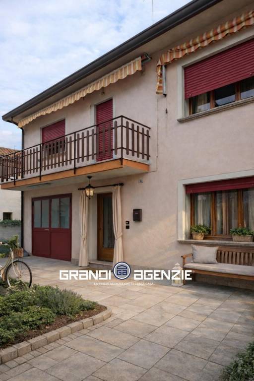 Casa con grande giardino nel borgo storico di Arcade